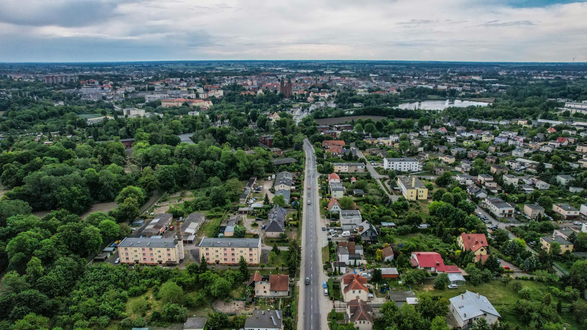 Widok na zabytkową architekturę miasta Płońsk z rzeką w tle