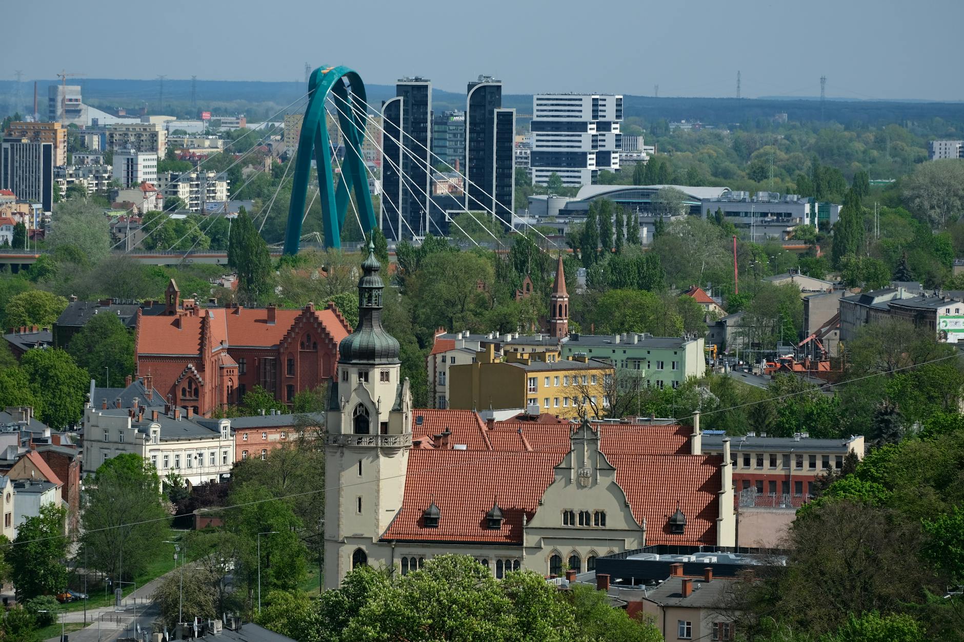 Widok na rynek w Płońsku z charakterystyczną zabudową i elementami zieleni