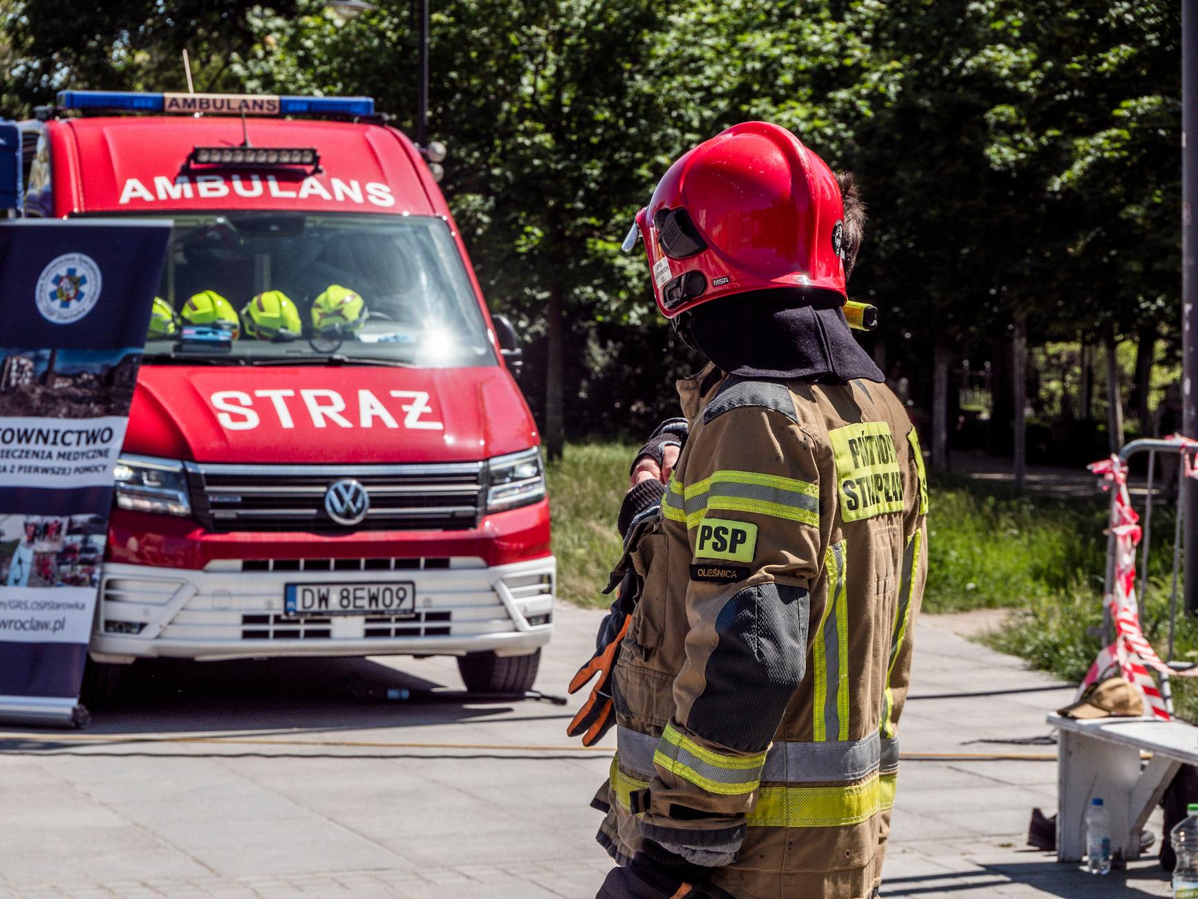 Grafika symbolizująca zdrowie i bezpieczeństwo, nawiązująca do pracy w Powiatowej Stacji Sanitarno-Epidemiologicznej w Płońsku.
